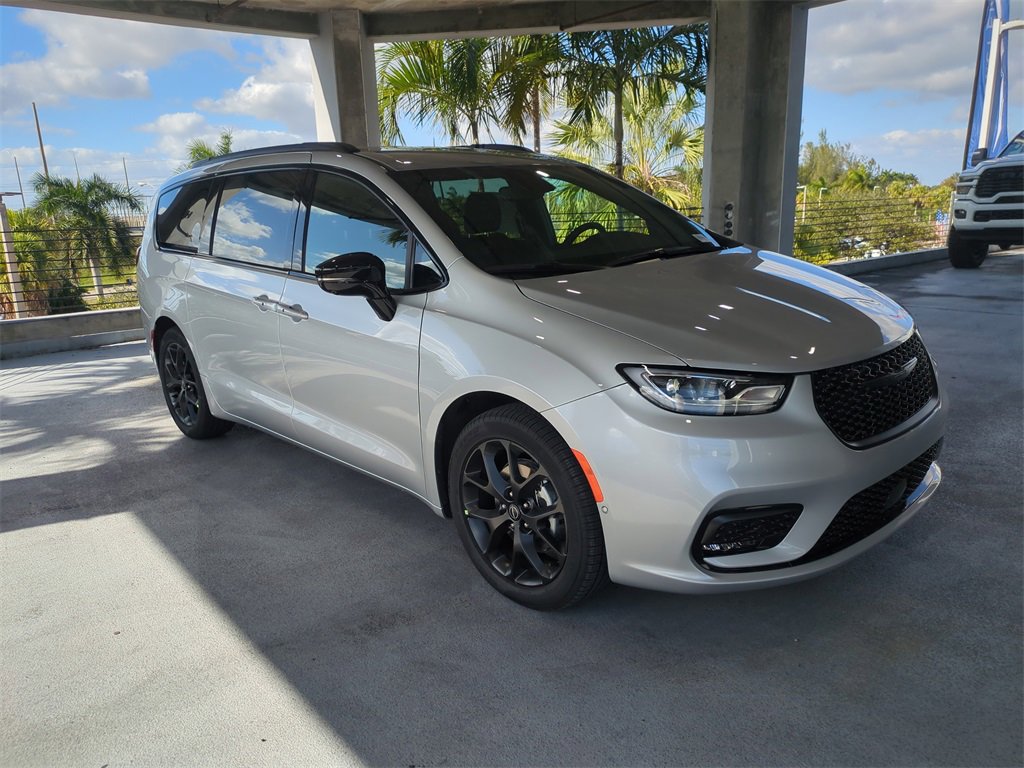New 2026 Chrysler Pacifica Select image 2