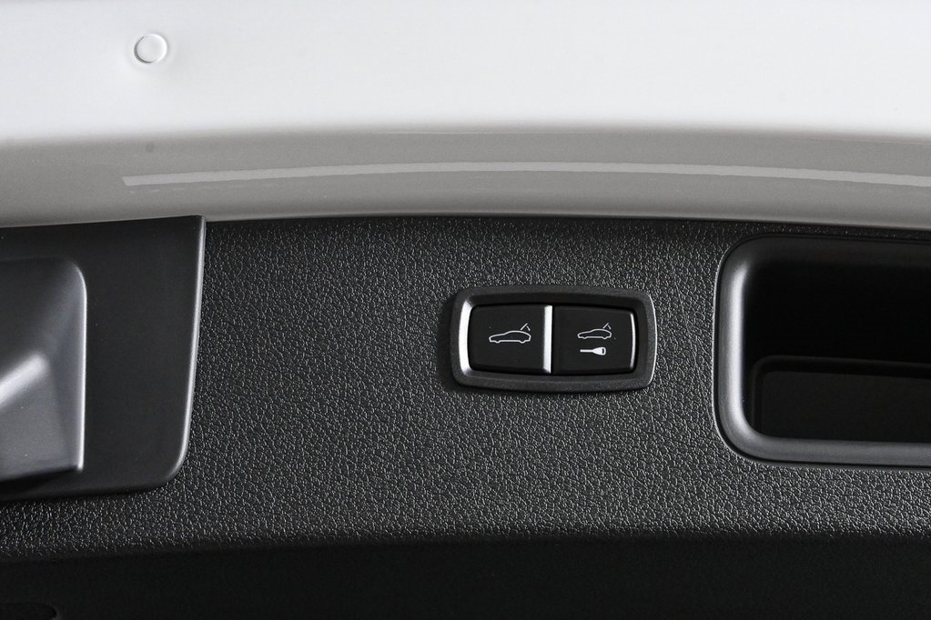 Certified 2025 Porsche Macan image 32