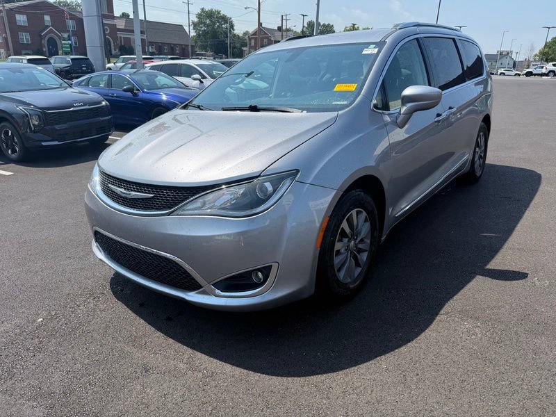 Used 2019 Chrysler Pacifica Touring-L Plus FWD image 3