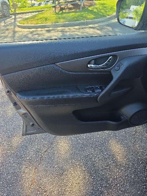 Used 2014 Nissan Rogue SV image 11