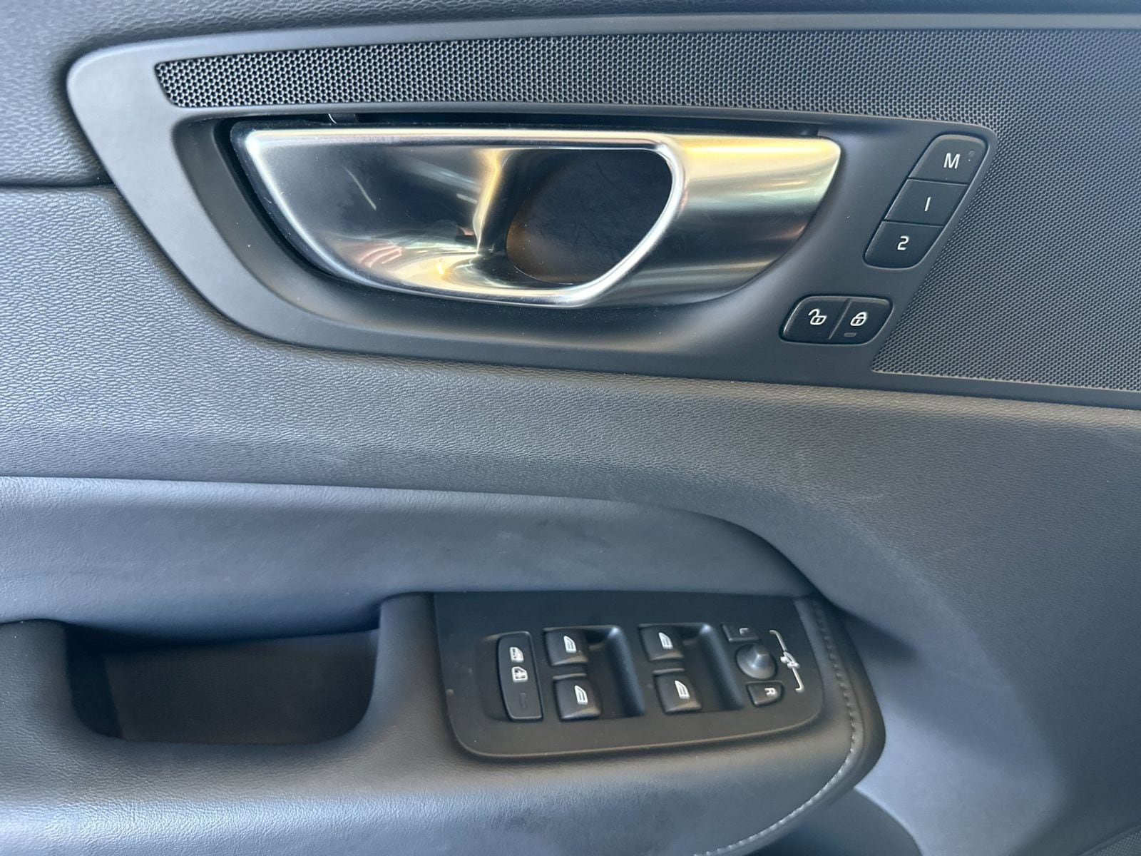 Certified 2025 Volvo XC60 B5 Plus AWD/4WD image 17