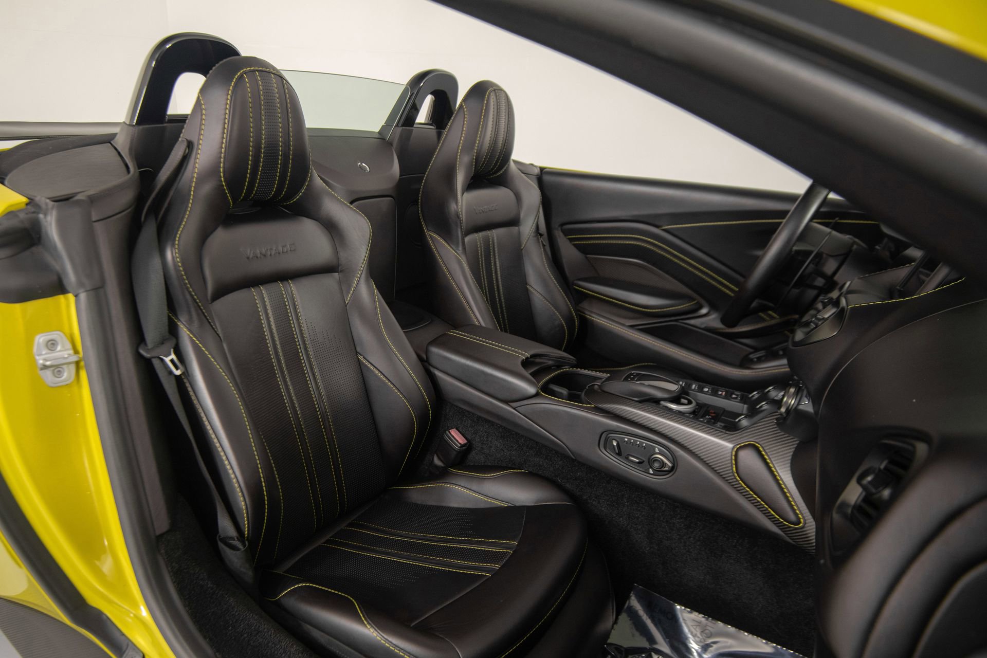 Used 2021 Aston Martin V8 Vantage Roadster image 18