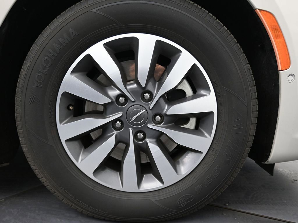 Used 2021 Chrysler Pacifica Limited w/ Premium & Safety Sphere Group image 11