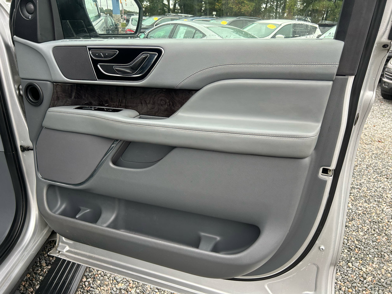 Used 2019 Lincoln Navigator Select image 18