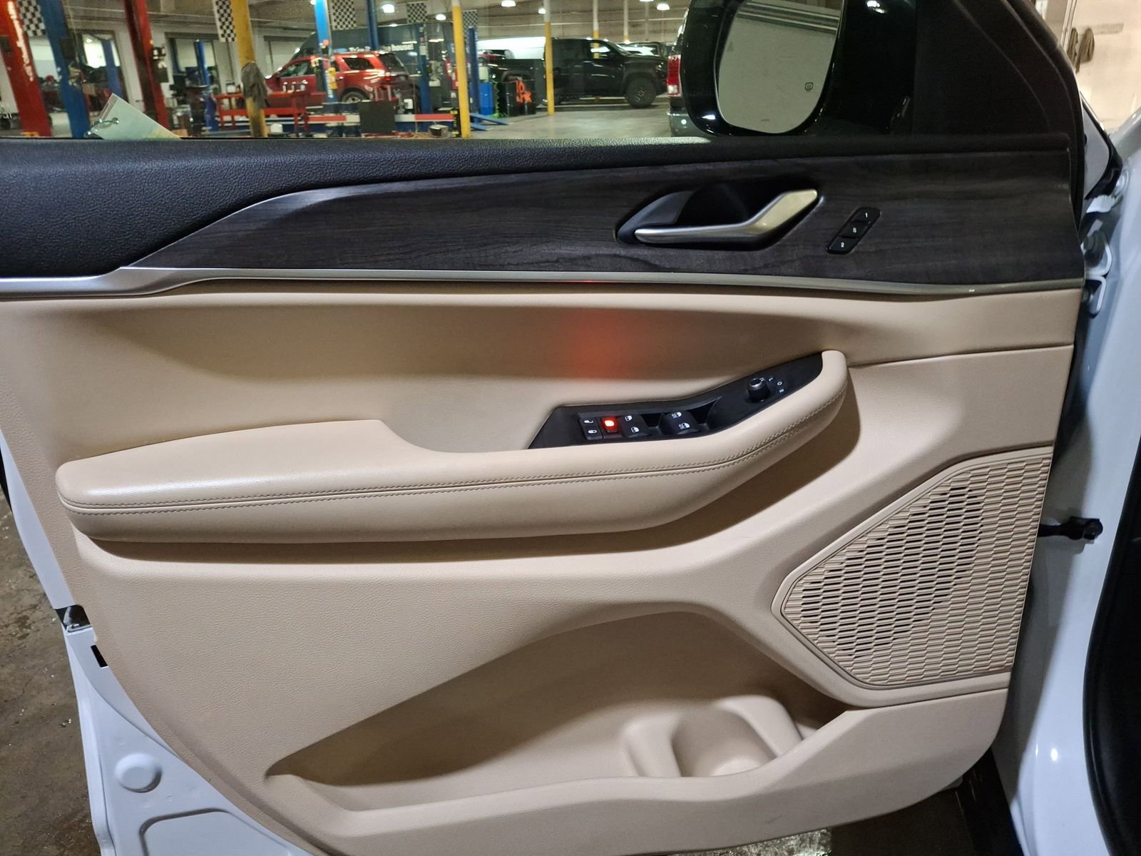 Certified 2024 Jeep Grand Cherokee Limited image 8