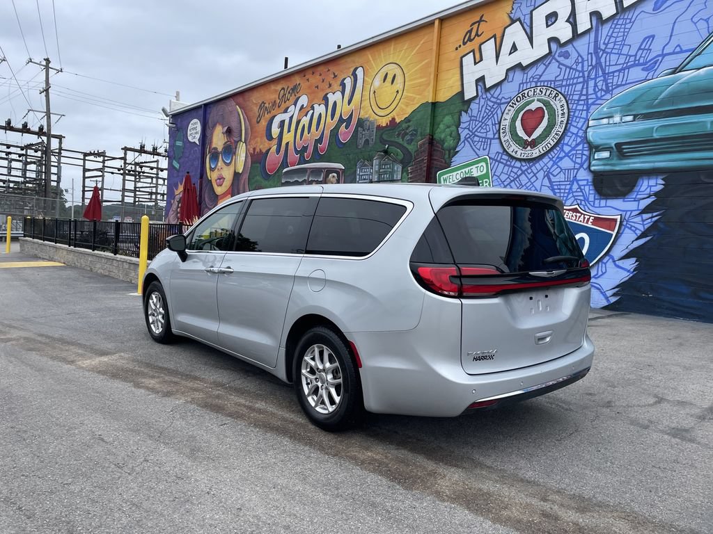Used 2024 Chrysler Pacifica Touring-L FWD image 3