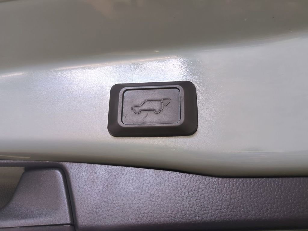 Used 2020 Toyota RAV4 XLE w/ Convenience Package FWD image 15