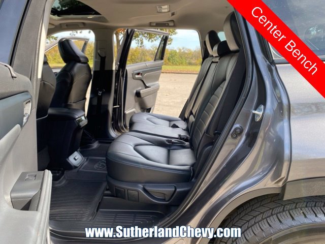 Used 2022 Toyota Highlander XLE AWD/4WD image 37