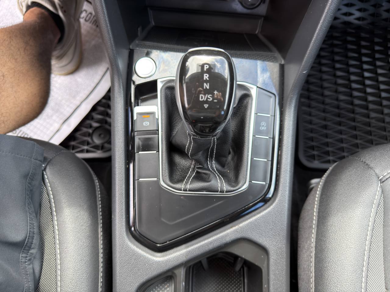 Used 2024 Volkswagen Taos SE w/ Panoramic Sunroof Package FWD image 19
