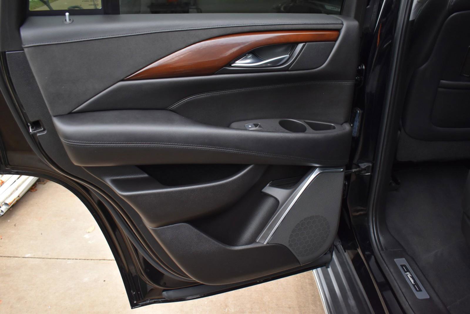 Used 2017 Cadillac Escalade Luxury image 36