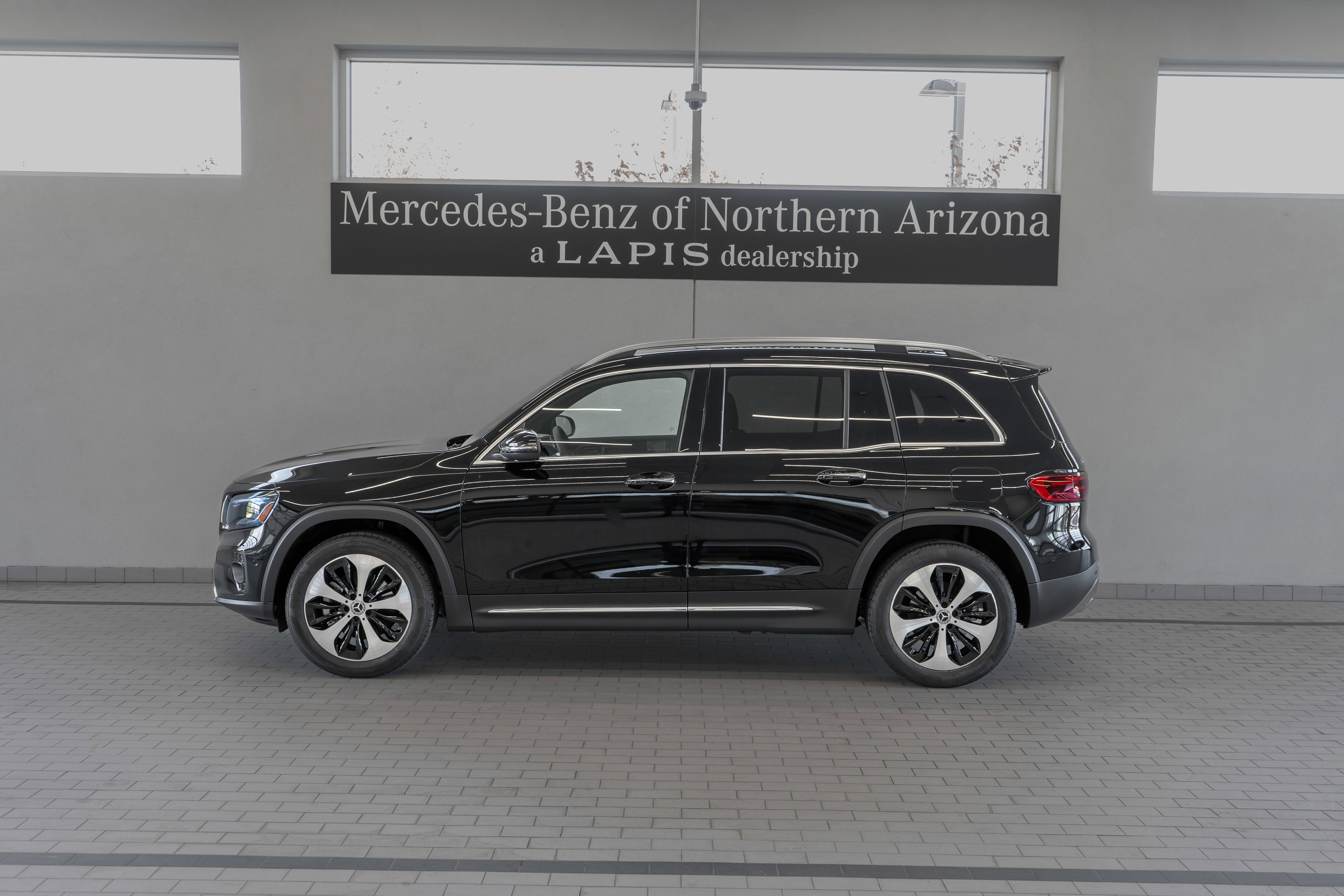 Used 2025 Mercedes-Benz GLB 250 image 2