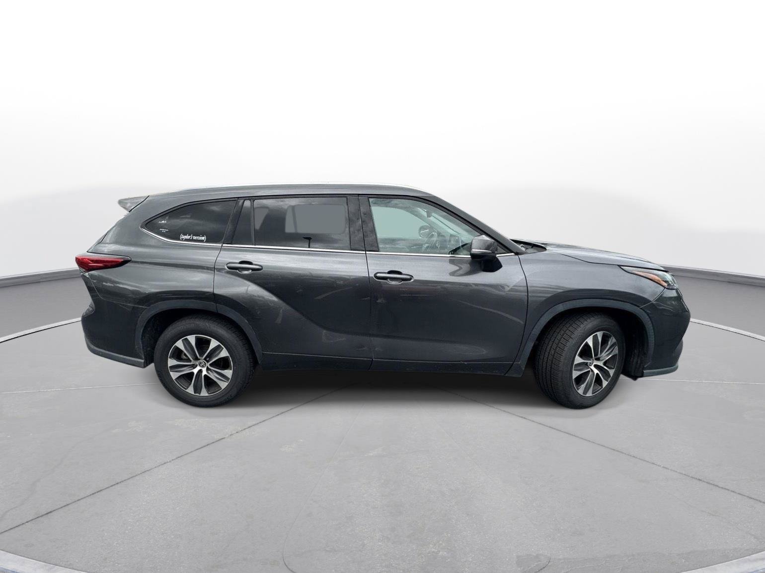 Certified 2021 Toyota Highlander XLE FWD image 5