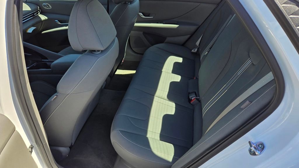 Used 2025 Hyundai Elantra Hybrid FWD image 11