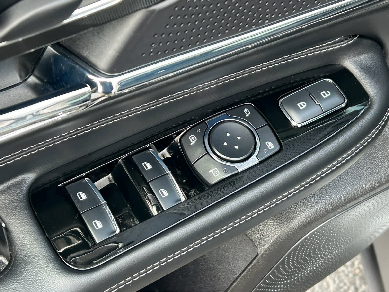 Used 2024 Lincoln Corsair Grand Touring w/ Rear Removable Package Tray image 23