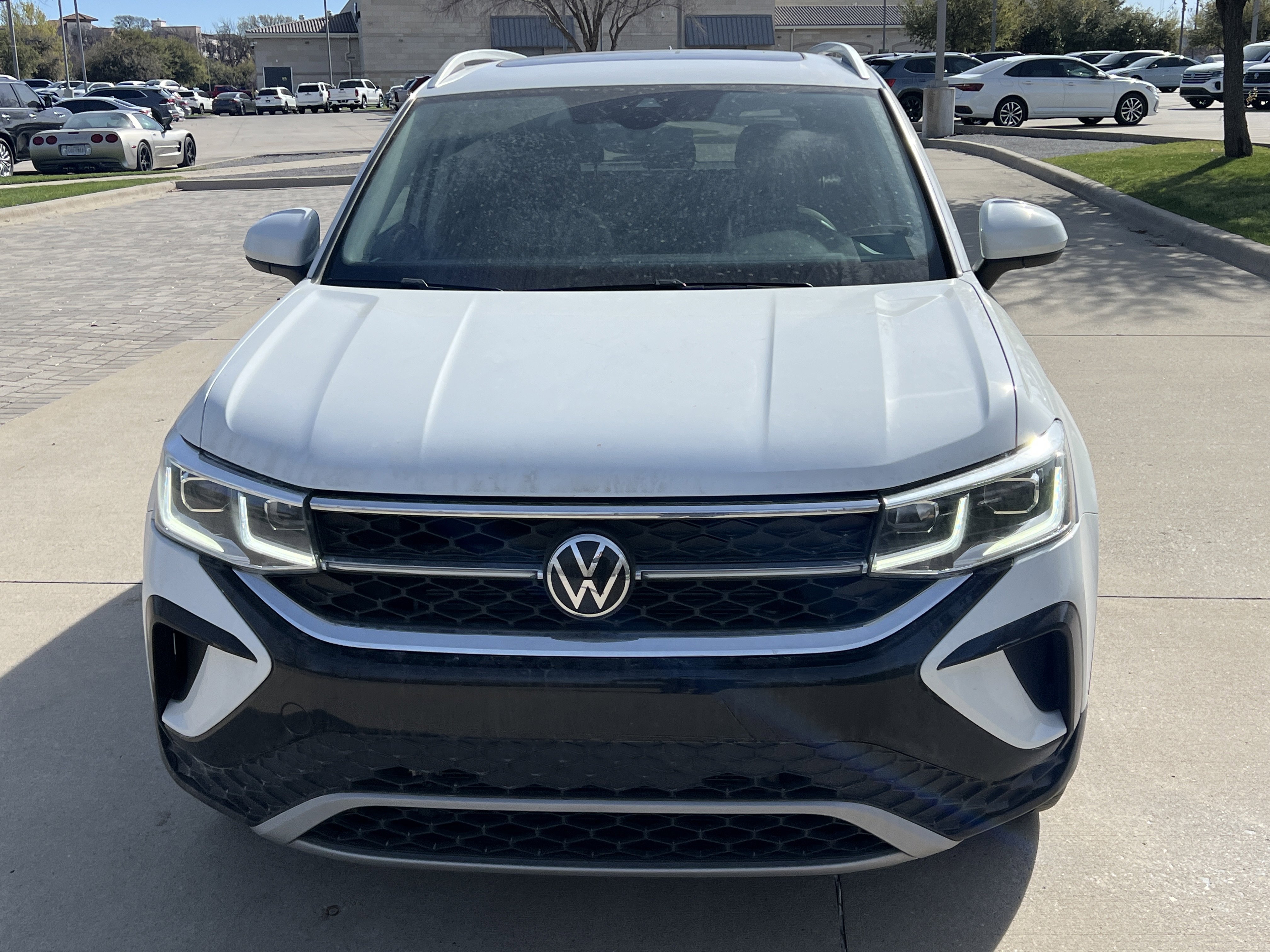 Certified 2023 Volkswagen Taos SEL image 3