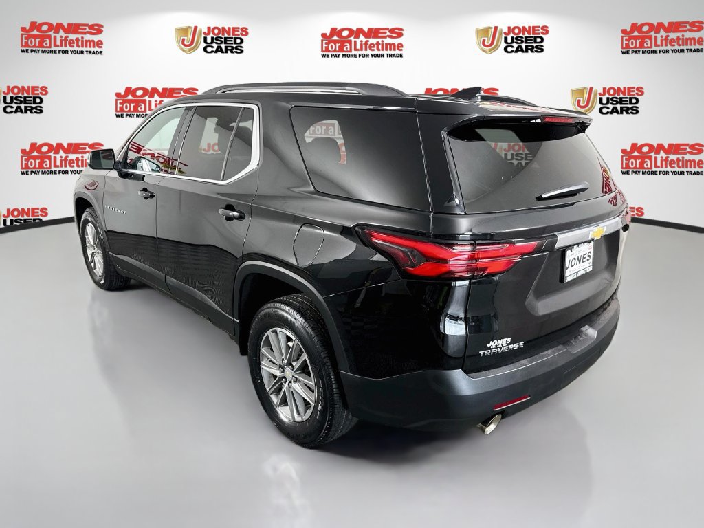 Used 2023 Chevrolet Traverse LT FWD image 2