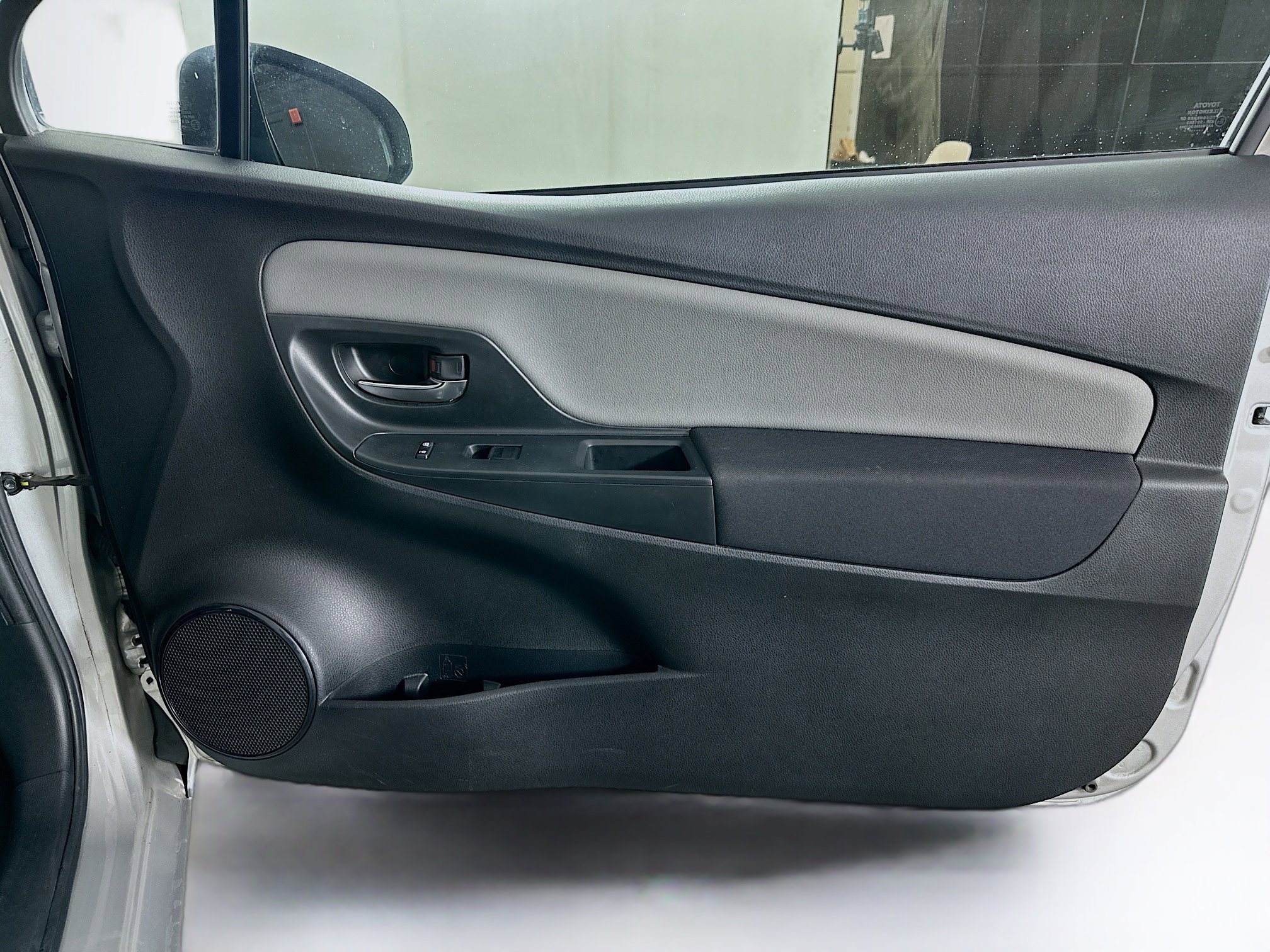 Used 2018 Toyota Yaris LE w/ Carpet Mat Package FWD image 27