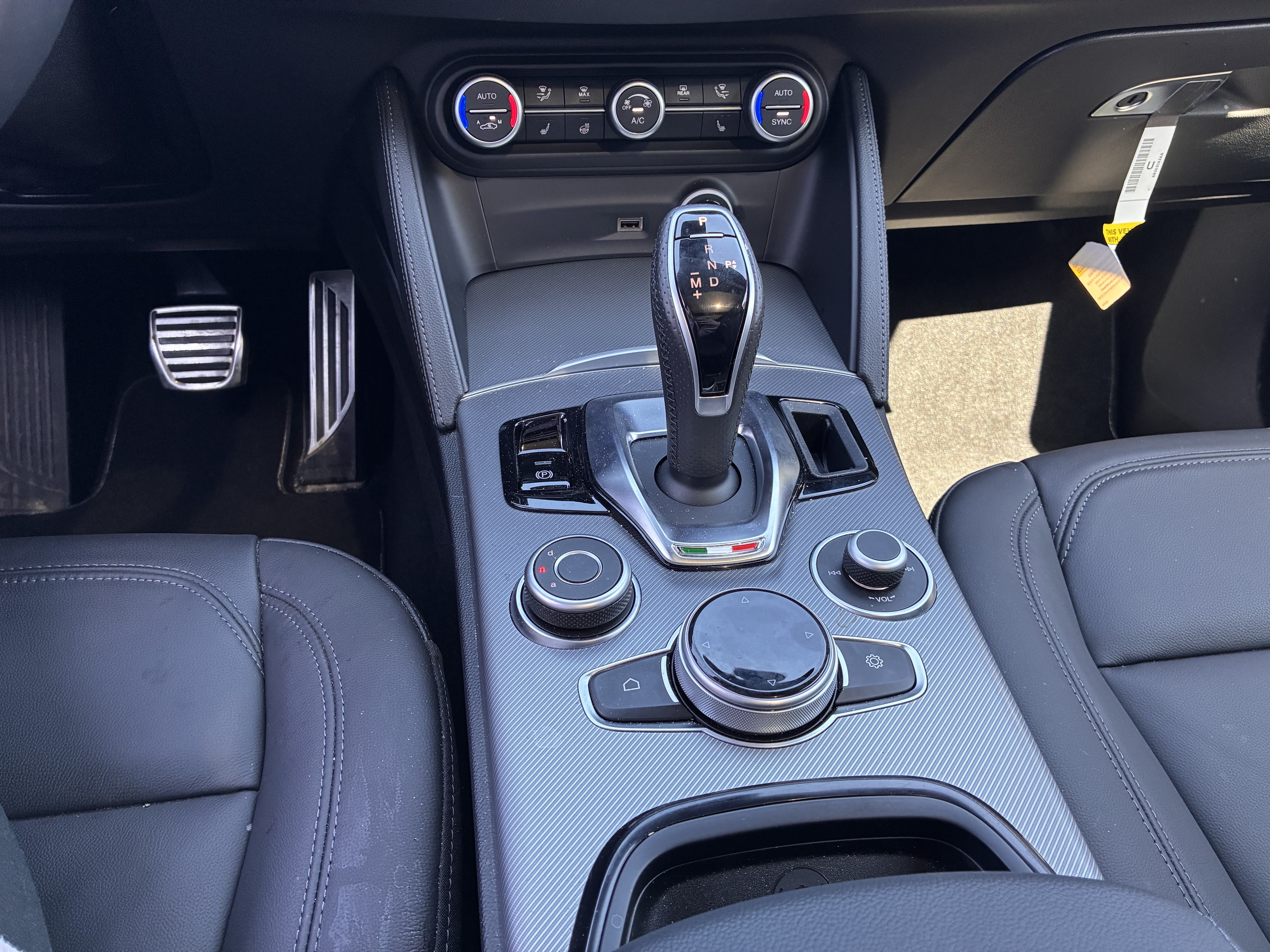 New 2025 Alfa Romeo Stelvio Sprint w/ Convenience Package AWD/4WD image 18