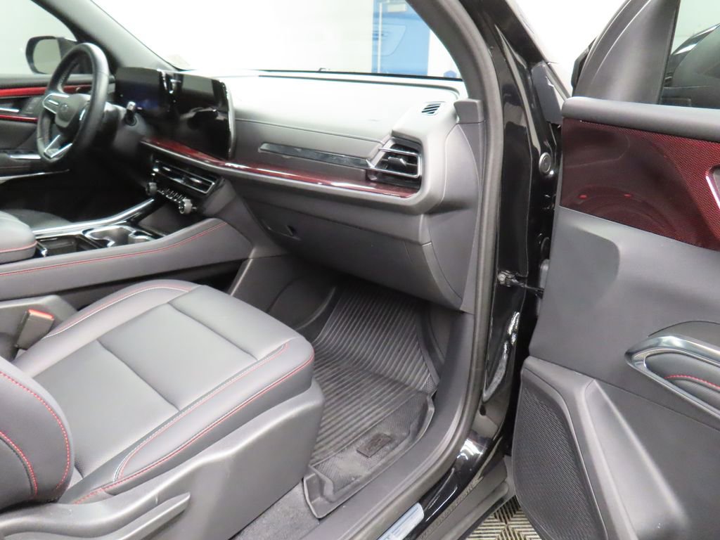 Used 2024 Chevrolet Traverse Z71 w/ LPO, Floor Liner Package AWD/4WD image 40