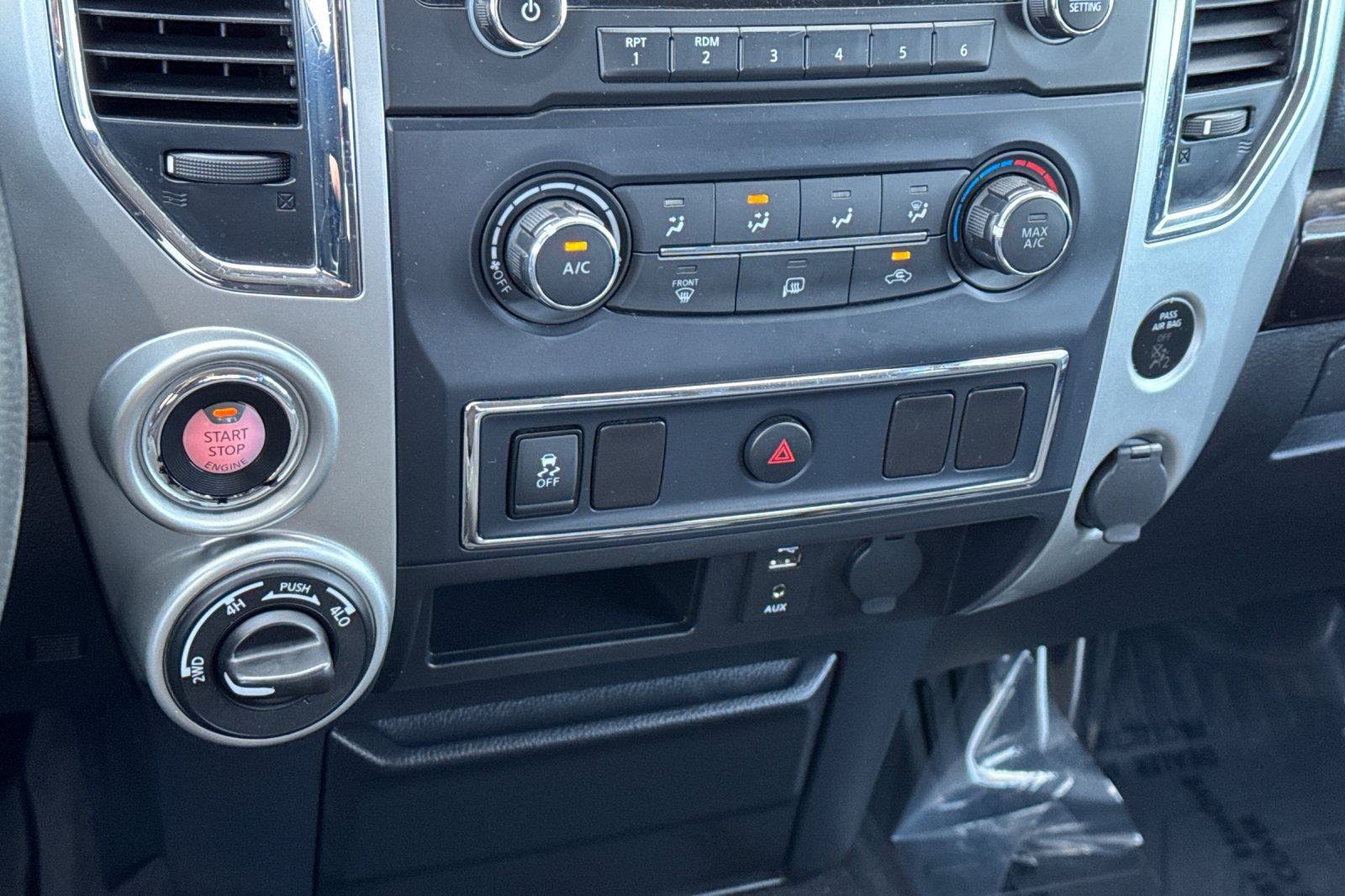 Used 2017 Nissan Titan SV AWD/4WD image 18
