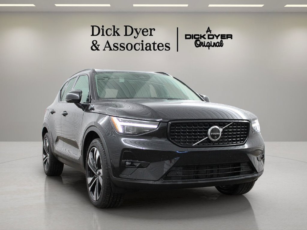 Used 2025 Volvo XC40 B5 Ultra AWD/4WD image 3