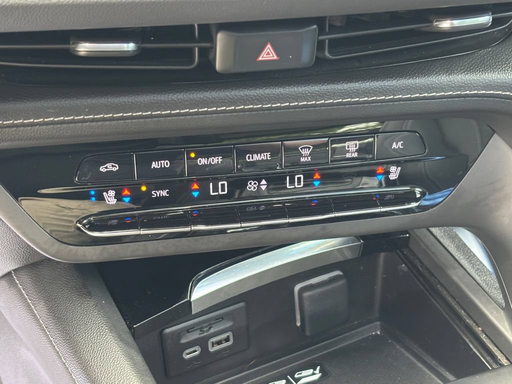 Used 2023 Buick Envision Avenir AWD/4WD image 23