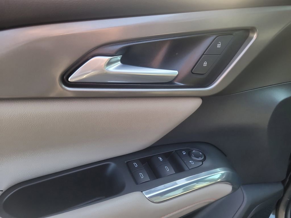 Used 2025 Chevrolet Traverse LT FWD image 16