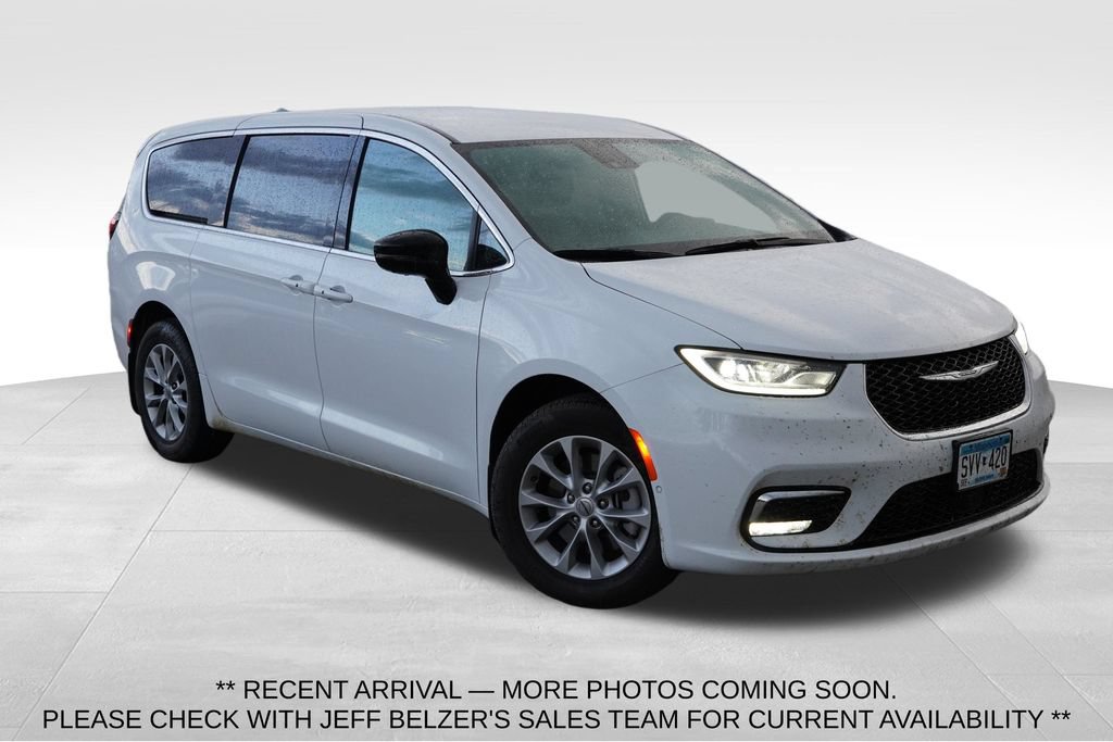 Used 2025 Chrysler Pacifica Select w/ Uconnect Theater Family Group