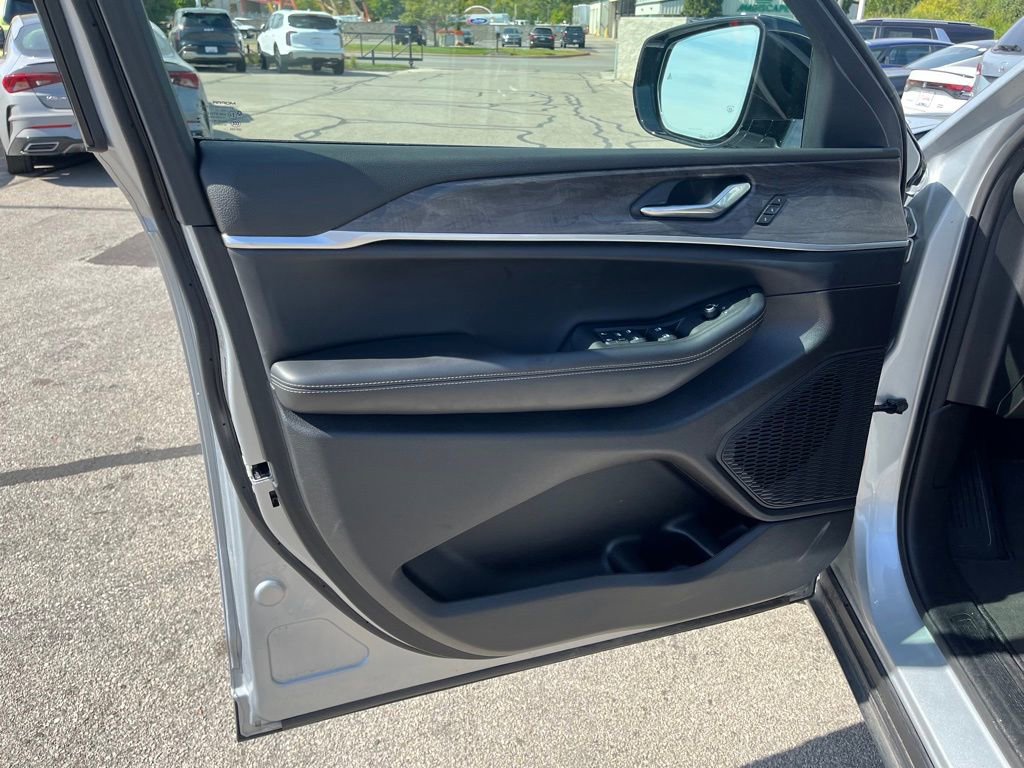 Used 2024 Jeep Grand Cherokee L Limited w/ Luxury Tech Group II image 10