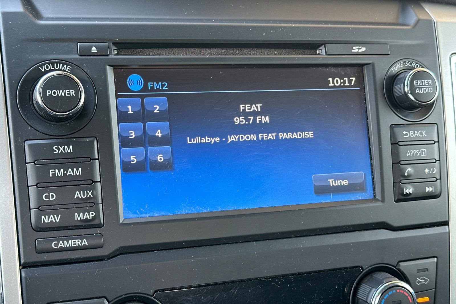 Used 2017 Nissan Titan SV image 18