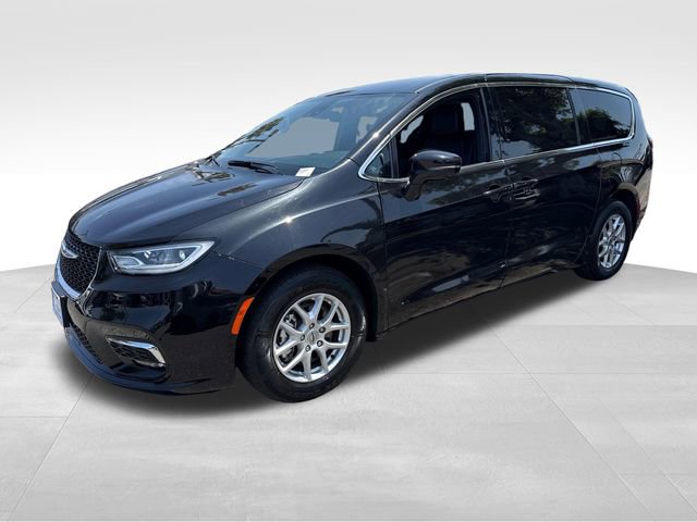 Used 2025 Chrysler Pacifica Select
