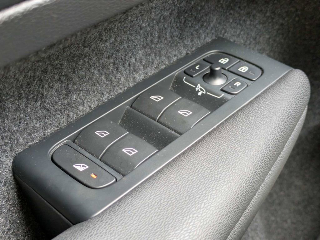 Certified 2023 Volvo XC40 B5 Plus w/ Driver Assist Package AWD/4WD image 32