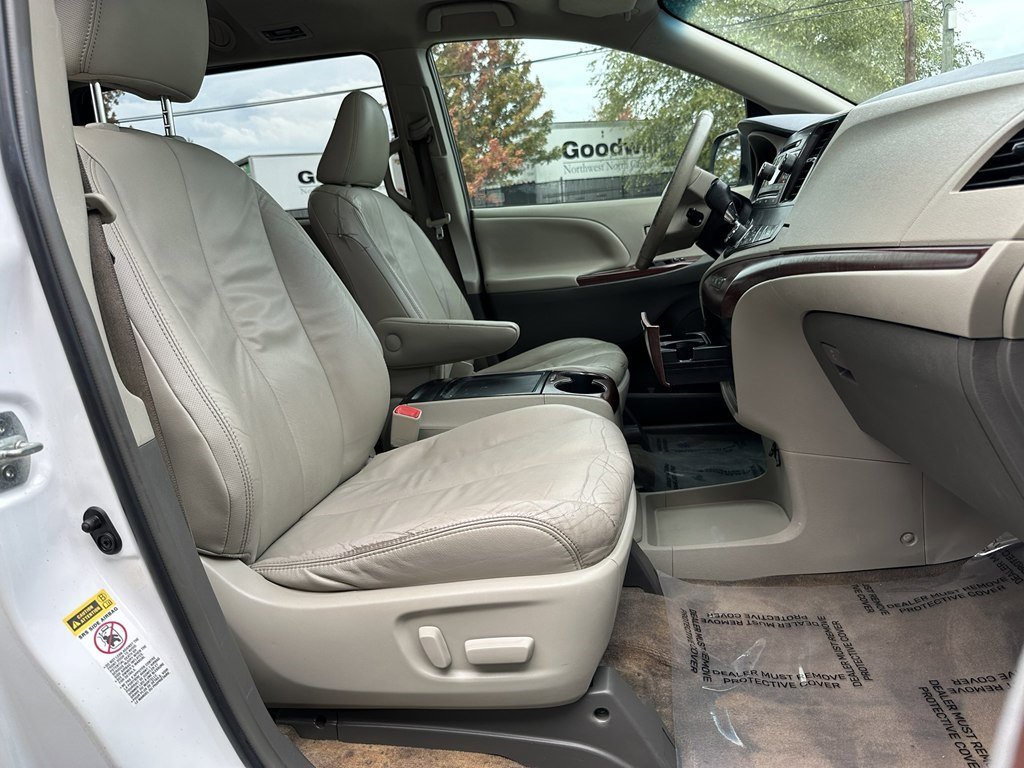 Used 2013 Toyota Sienna XLE image 25