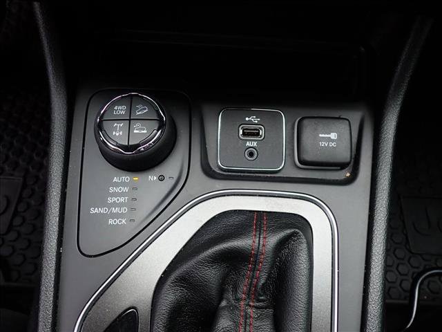 Used 2019 Jeep Cherokee Trailhawk w/ Comfort/Convenience Group AWD/4WD image 22