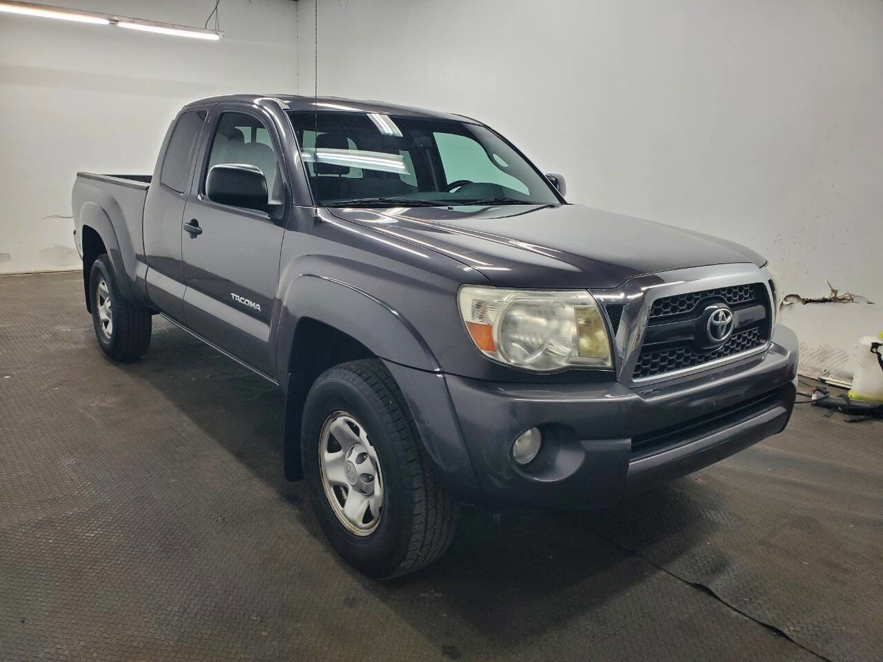 Used 2011 Toyota Tacoma PreRunner w/ SR5 Pkg #2 RWD image 3