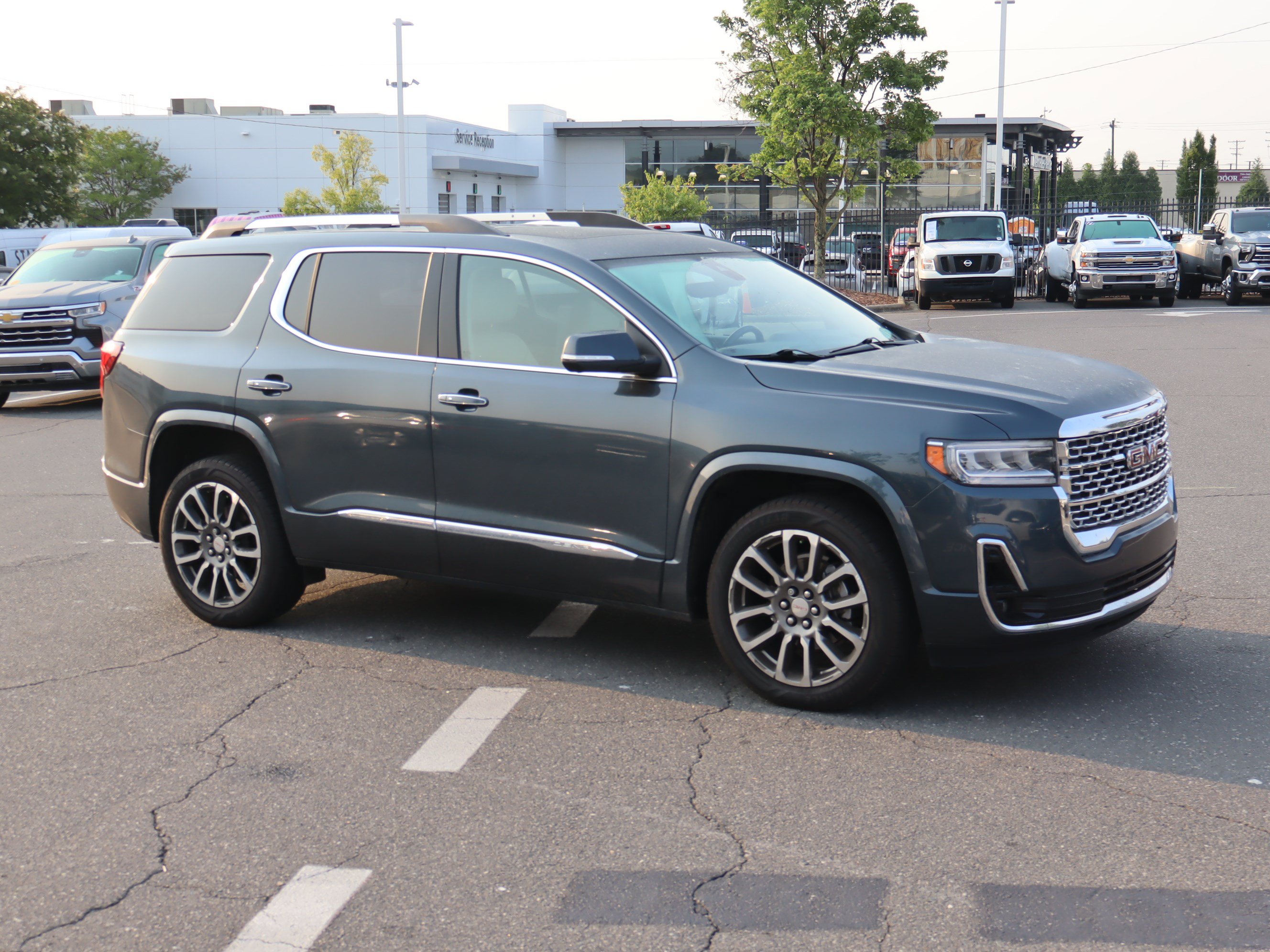 Used 2020 GMC Acadia Denali w/ Technology Package FWD image 2
