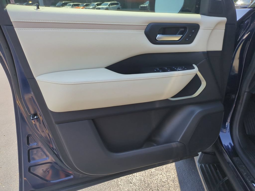 Used 2025 Nissan Armada Platinum AWD/4WD image 13