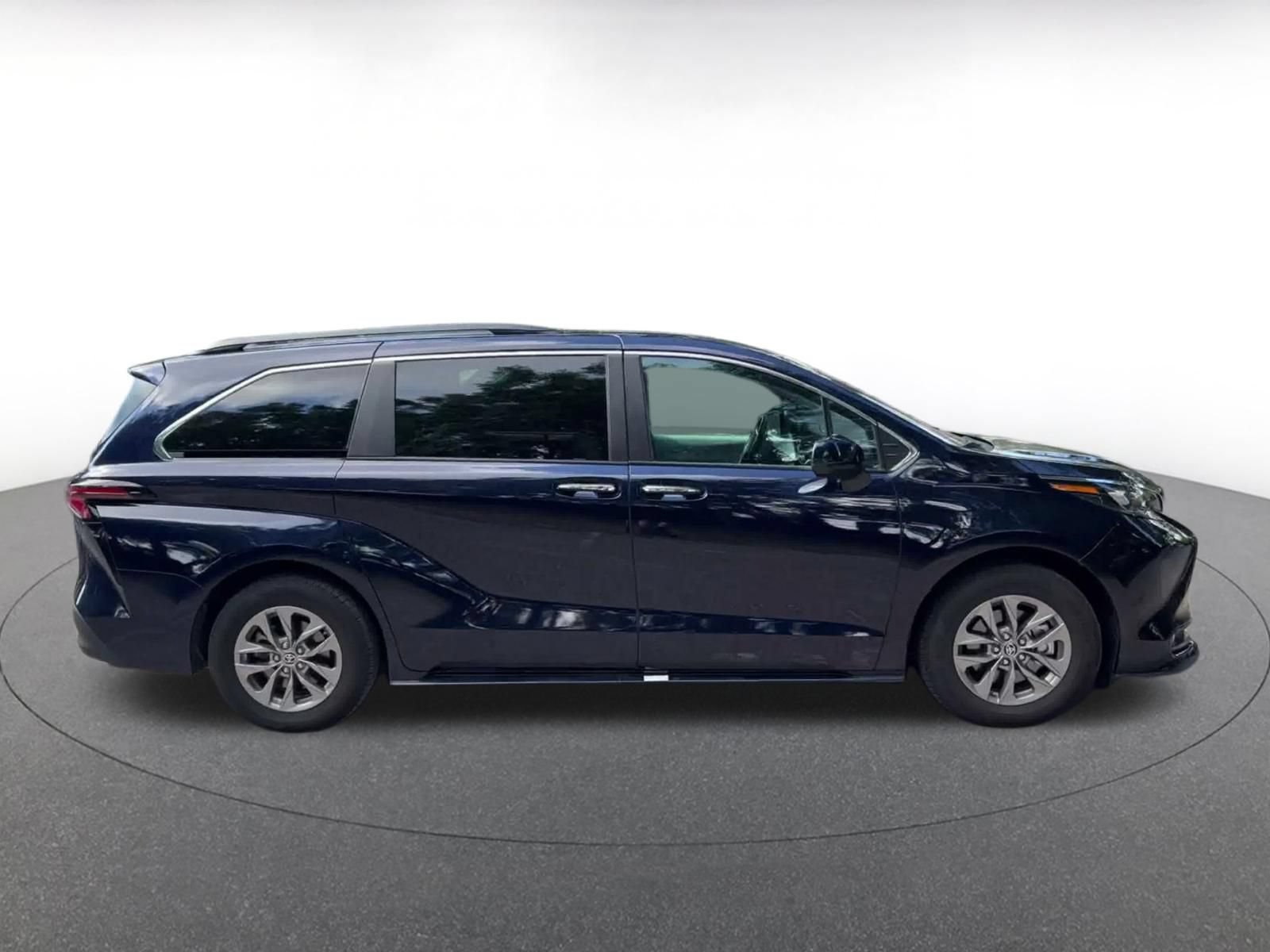 Used 2025 Toyota Sienna XLE FWD image 15