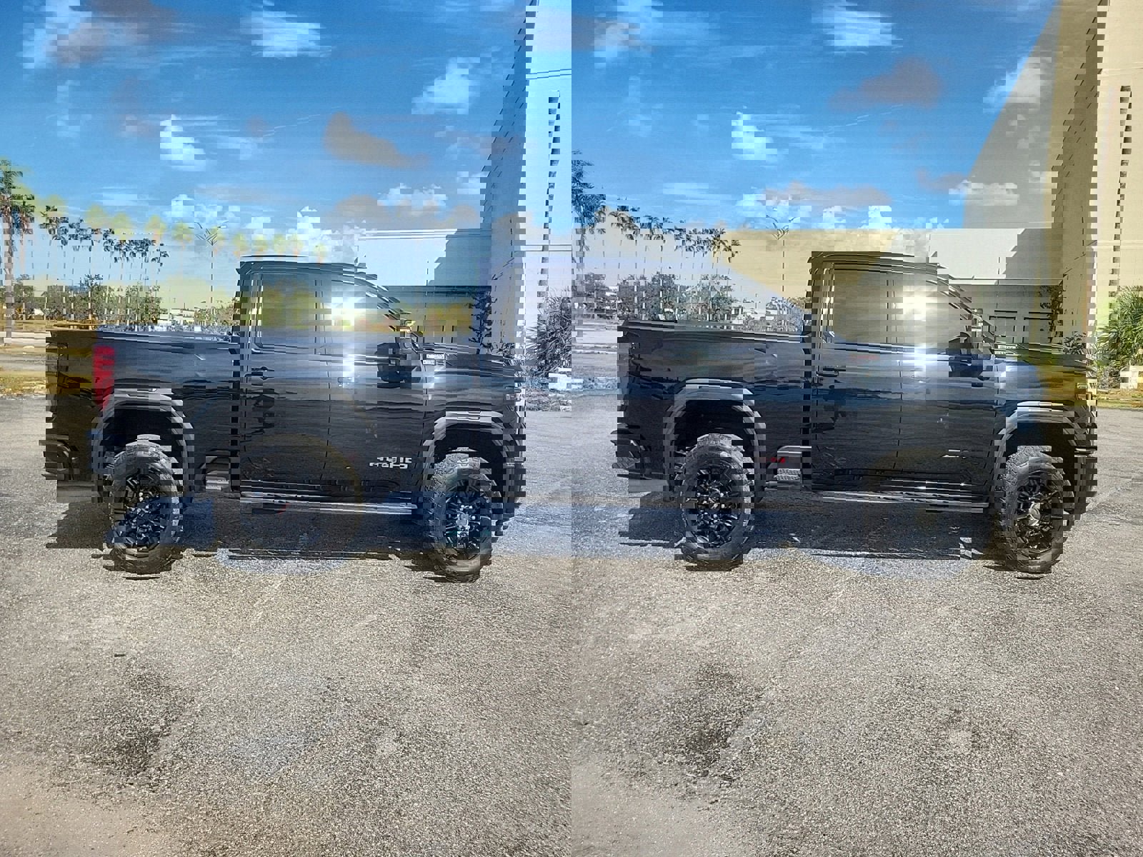 Used 2025 GMC Sierra 2500 AT4 w/ AT4 Premium Plus Package image 5