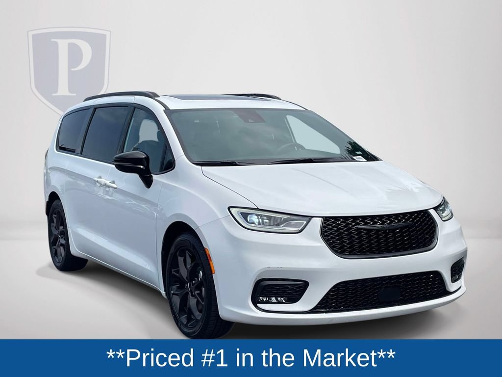 Certified 2025 Chrysler Pacifica Limited FWD image 2