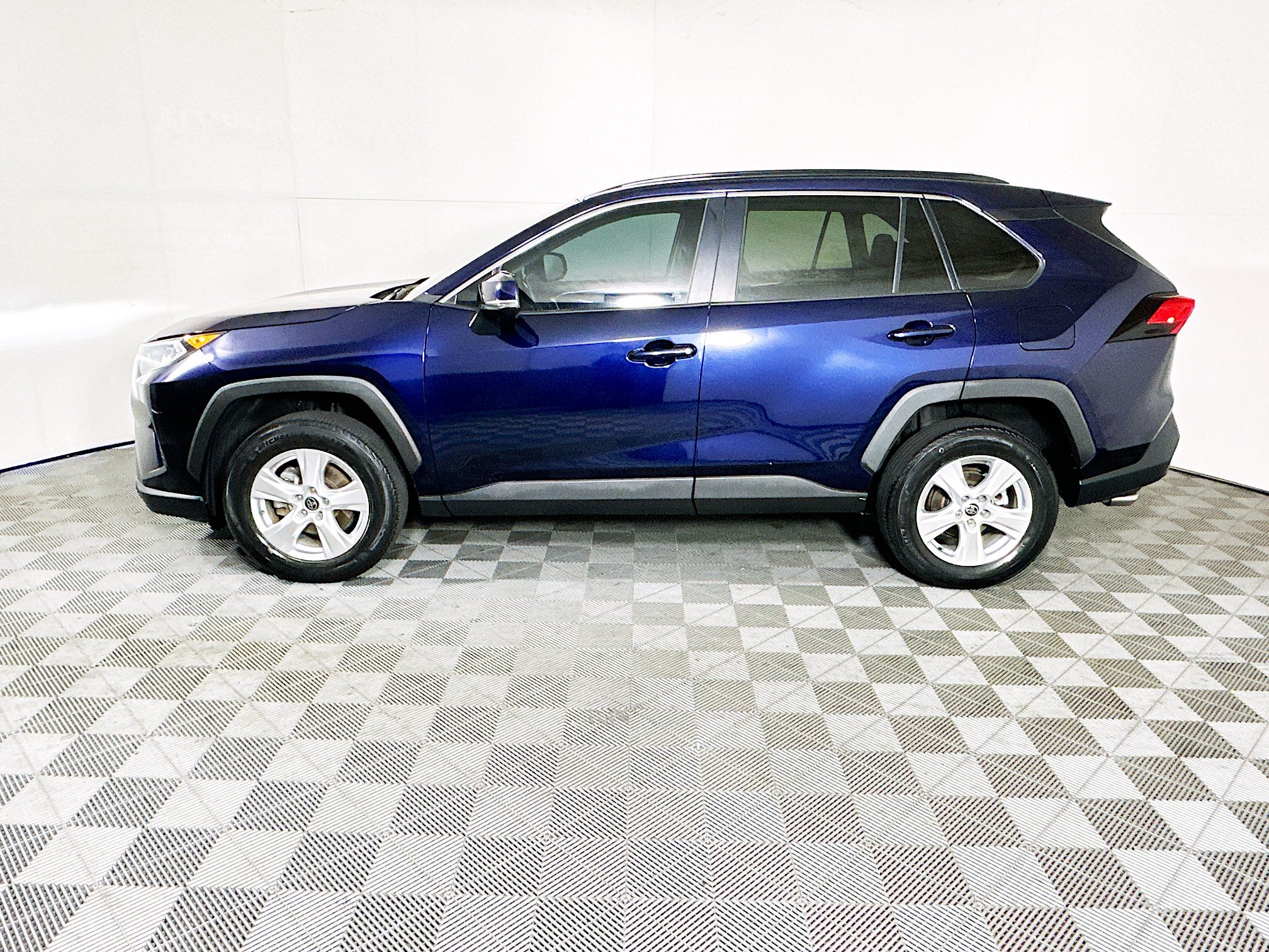 Used 2021 Toyota RAV4 XLE FWD image 6