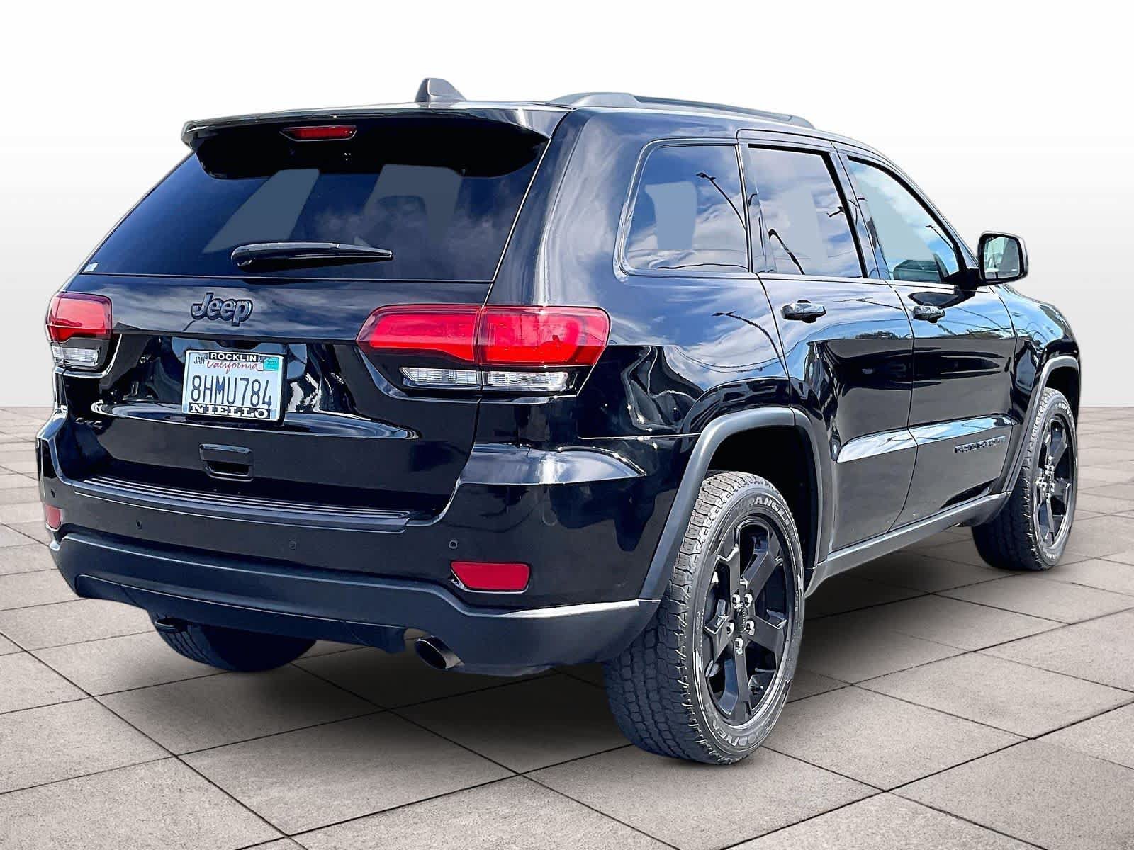 Used 2019 Jeep Grand Cherokee Laredo AWD/4WD image 17