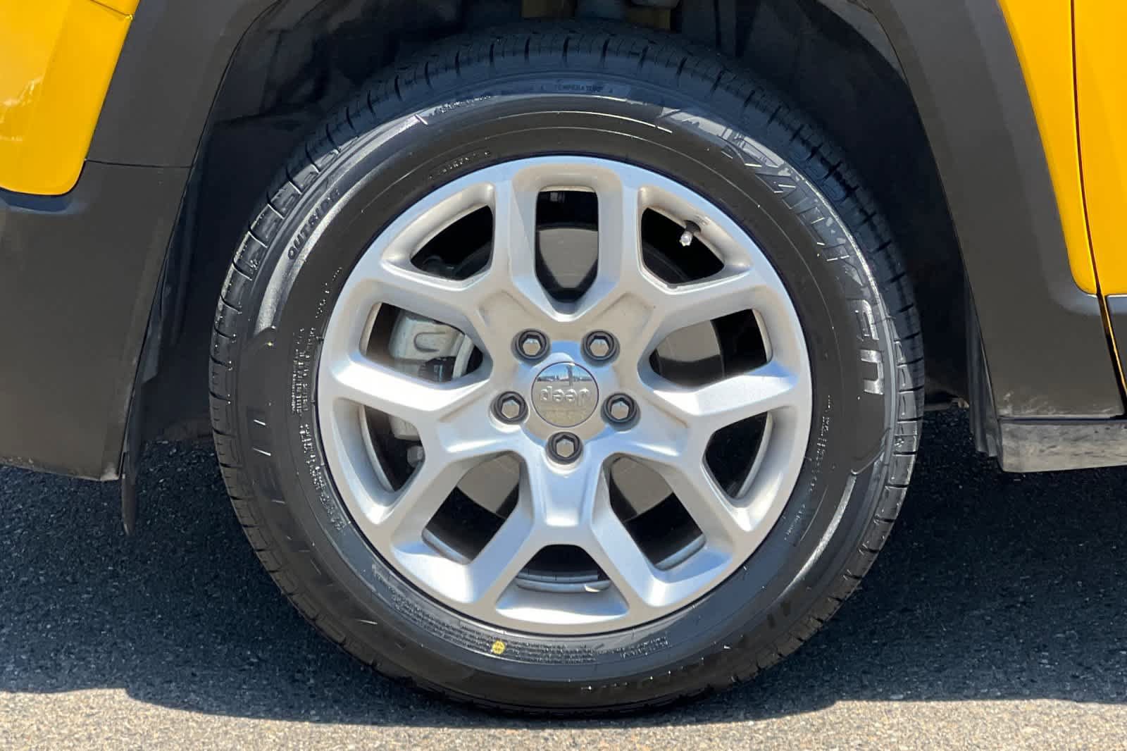 Used 2018 Jeep Renegade Latitude FWD image 30