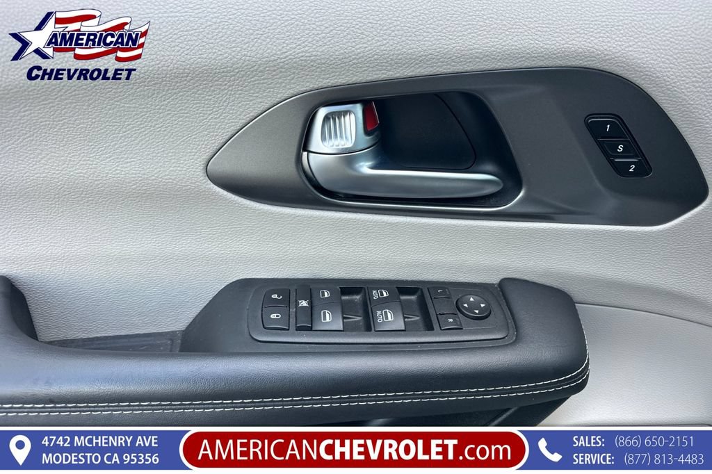 Used 2023 Chrysler Pacifica Touring-L FWD image 11