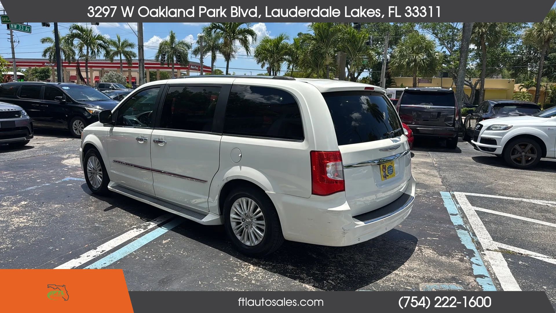 Used 2012 Chrysler Town & Country Limited w/ Luxury Group FWD image 9