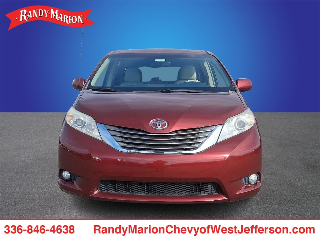 Used 2014 Toyota Sienna XLE image 2