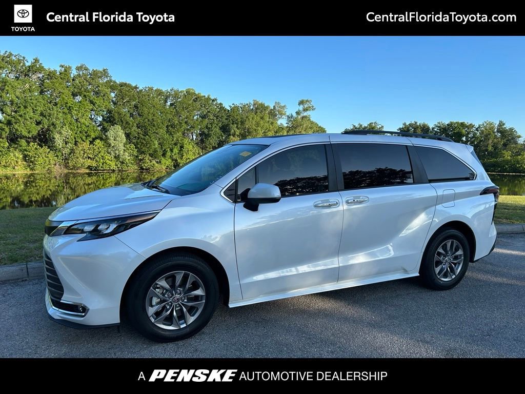 Used 2024 Toyota Sienna XLE FWD image 1