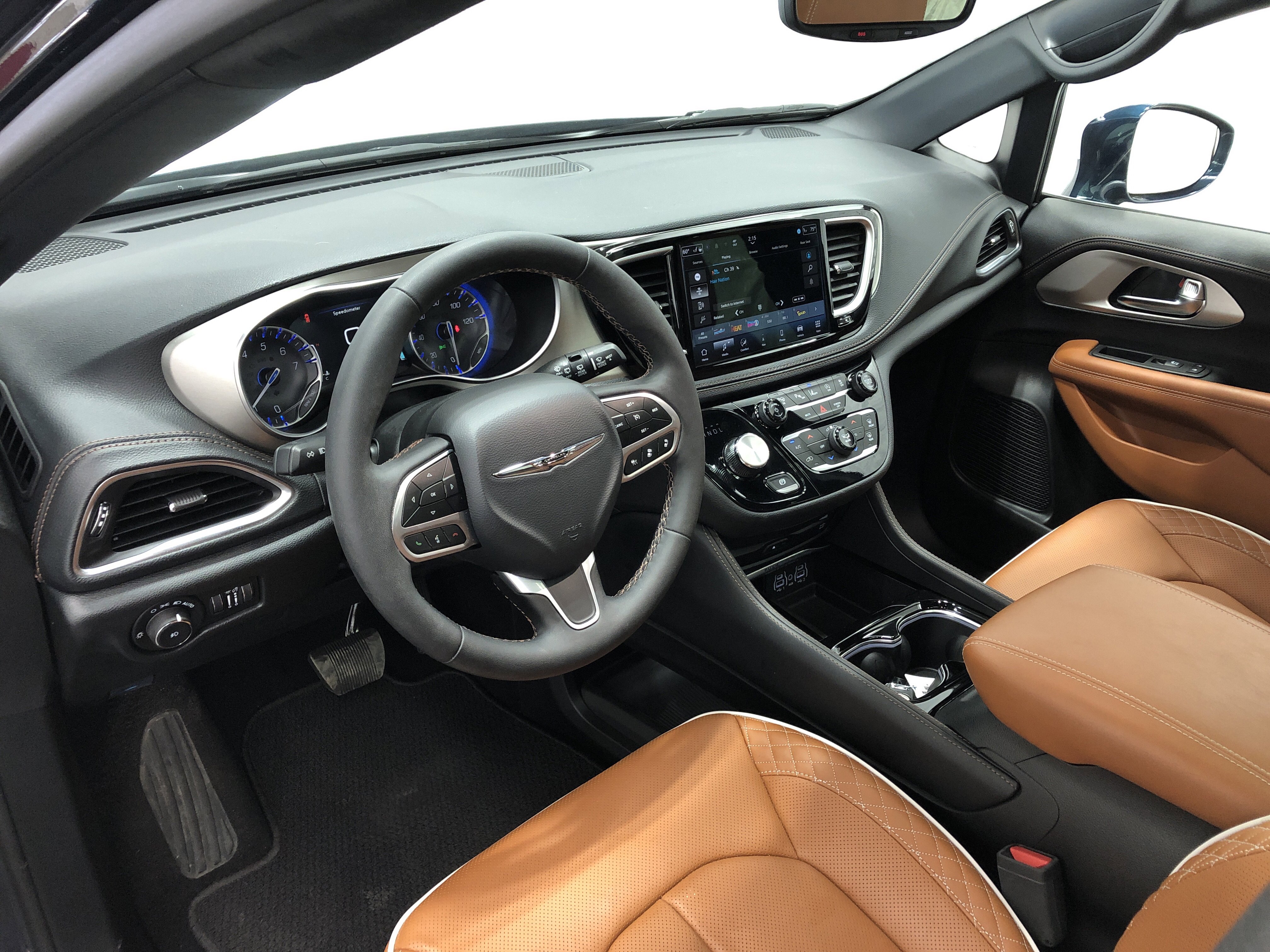 Certified 2024 Chrysler Pacifica Pinnacle FWD image 18