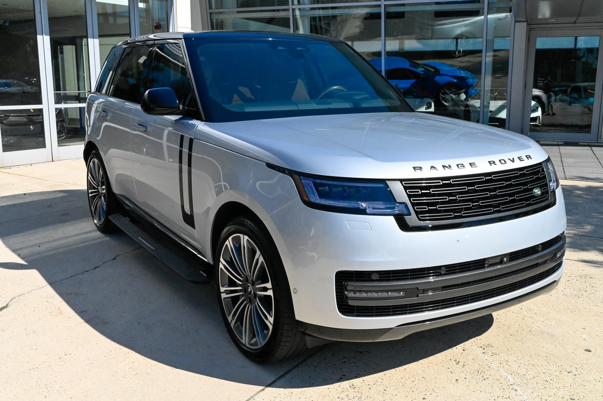 Used 2025 Land Rover Range Rover SE AWD/4WD image 3