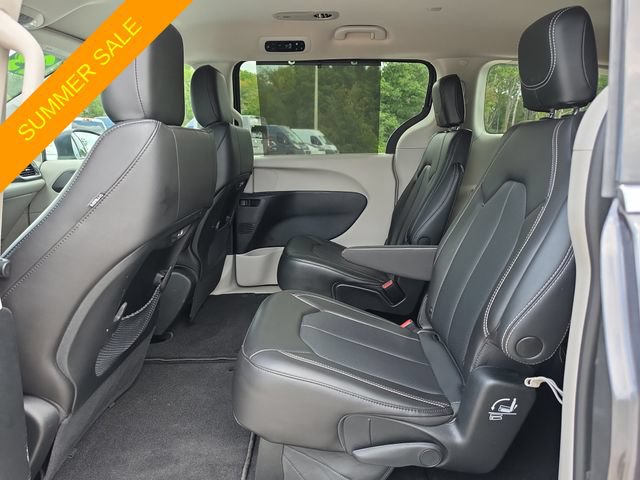 Certified 2023 Chrysler Pacifica Touring-L FWD image 13